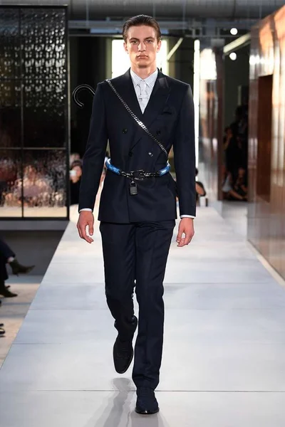 Look 48